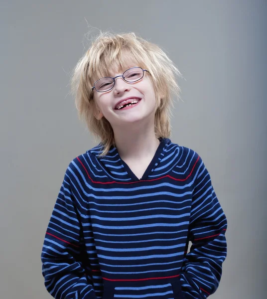 Chłopiec wyświetlone brakujących zębów mlecznych — Zdjęcie stockowe