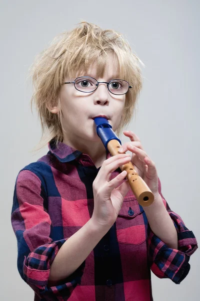 Junge mit einer Flöte — Stockfoto