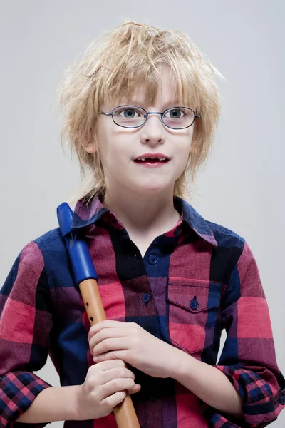 Rapaz com uma flauta — Fotografia de Stock