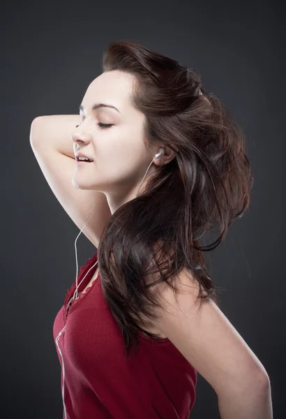 Mladá dívka poslouchající hudbu — Stock fotografie