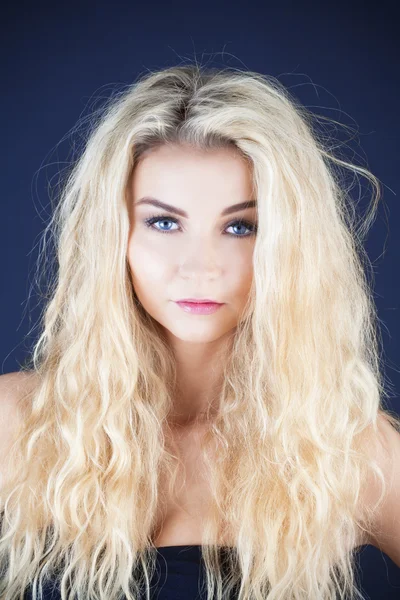 Portrett av en blond jente – stockfoto
