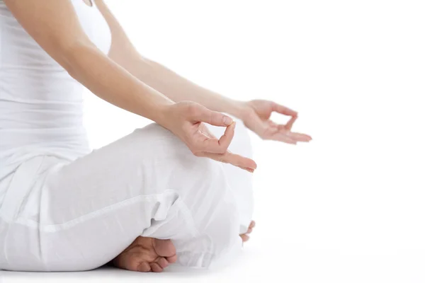 Kvinna utövar yoga Stockbild