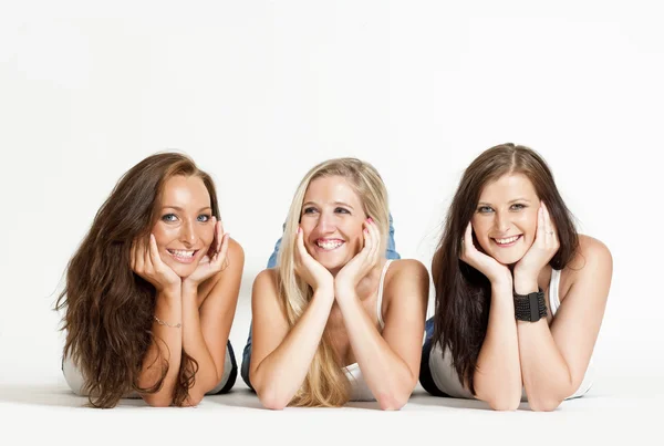 3 młodych kobiet — Zdjęcie stockowe