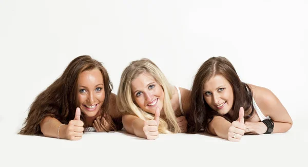 3 jonge vrouwen — Stockfoto
