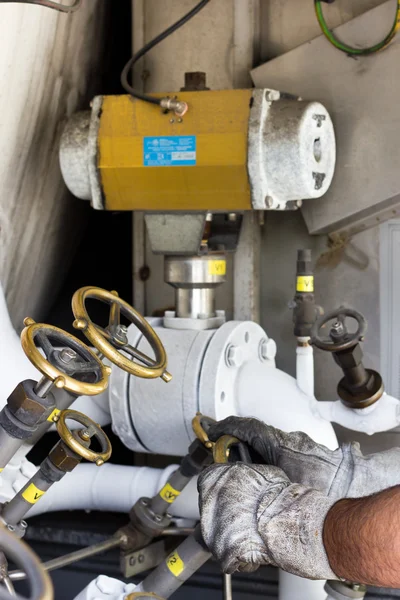 Operátor otevírá ventily na cisternový nákladní vůz — Stock fotografie