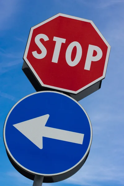 Señal de parada con flecha izquierda —  Fotos de Stock