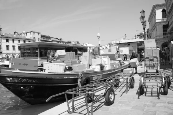 Транспортная лодка в Венеции — стоковое фото