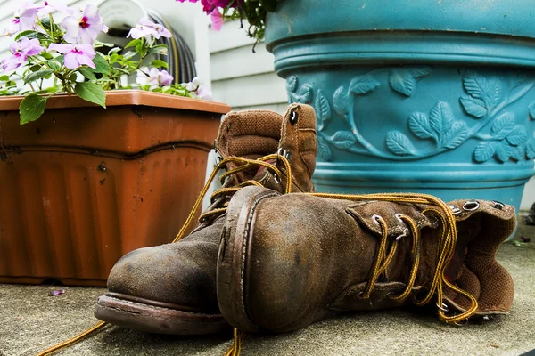Werk laarzen opleggen veranda — Stockfoto
