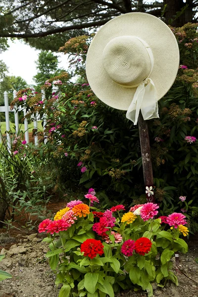 Chapéu de sol no jardim — Fotografia de Stock