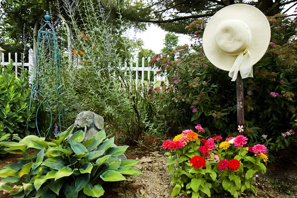 Zahradní a visí klobouku proti slunci seběhla — Stock fotografie