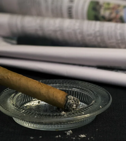 Cigar by Newspapers — Stock Photo, Image