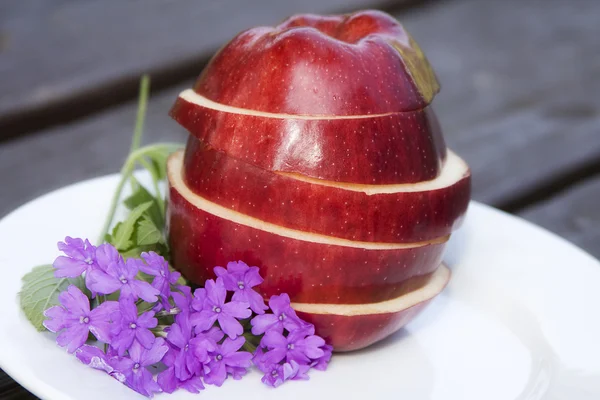Нарізане і складене яблуко — стокове фото