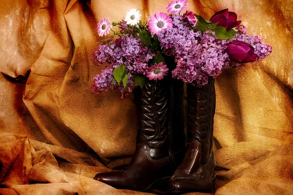 Botas y flores de vaquero —  Fotos de Stock