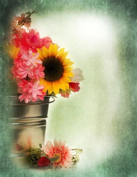 Hink med blommor bild/foto — Stockfoto