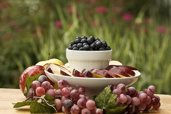 Bandeja de frutas ao ar livre — Fotografia de Stock