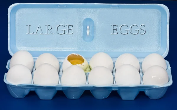 Сломанное яйцо в Картоне — стоковое фото