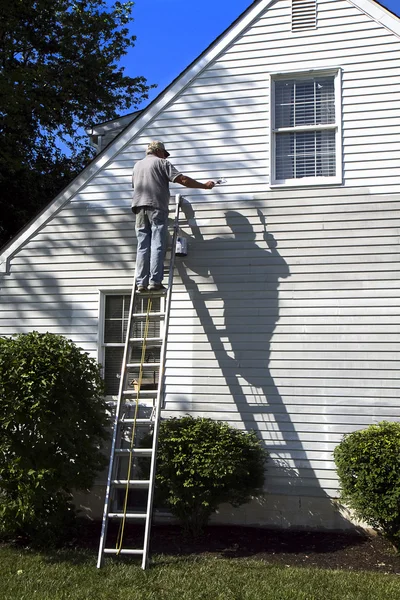 Muž & stínu malování house — Stock fotografie