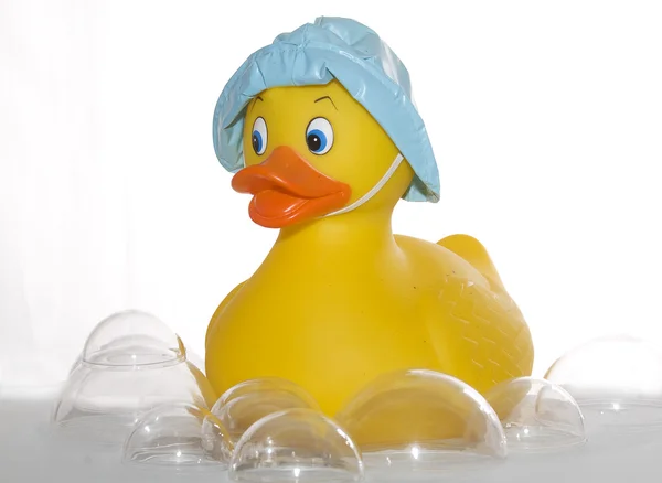 Geel ducky nemen van een bad — Stockfoto