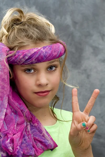 Menina dando sinal de paz — Fotografia de Stock