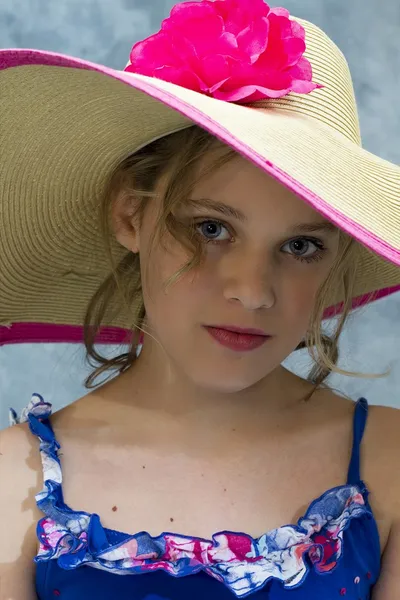 Mignonne fille en chapeau de soleil — Photo