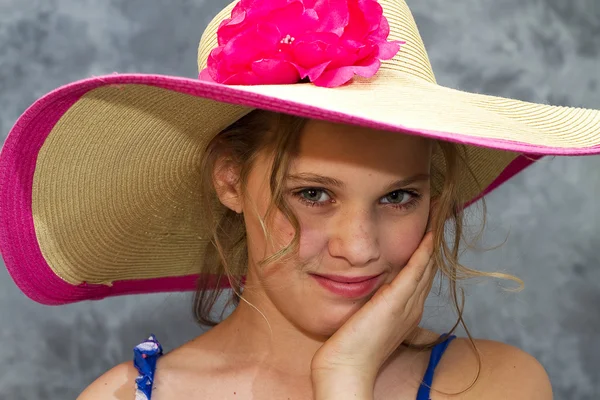 Dívka na sobě obrovské klobouku proti slunci seběhla — Stock fotografie