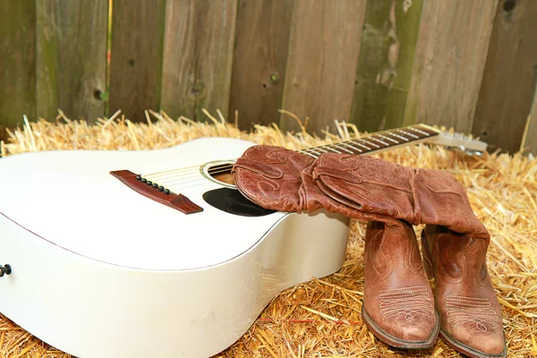 Guitarra y botas de vaquero —  Fotos de Stock