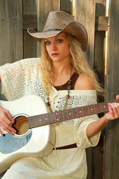 Cowgirl gitar çalmak — Stok fotoğraf