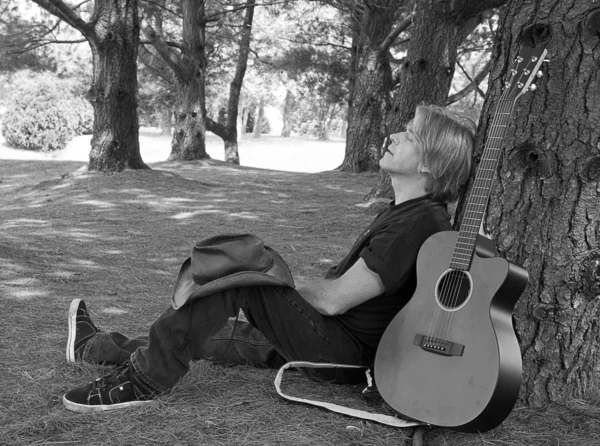 Guitarrista de repouso ao ar livre — Fotografia de Stock