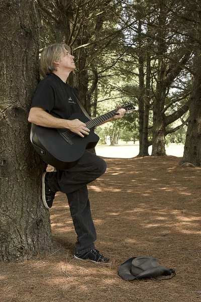Male Guitarist Outdoors — Stock Photo, Image