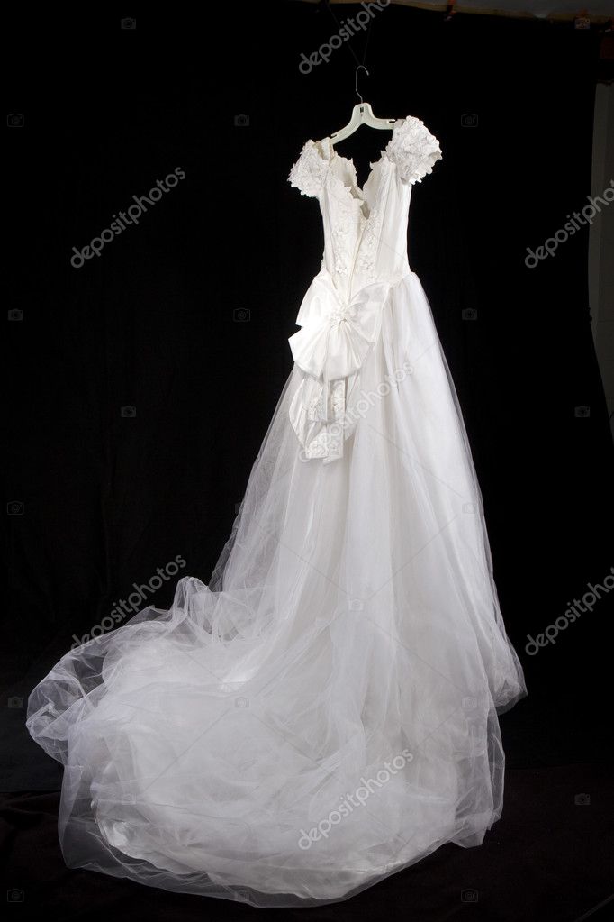 Hängende Hochzeitskleid/Brautkleid auf schwarz — Stockfoto ...