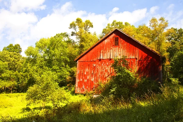 Antiguo granero rojo desgastado — Foto de Stock