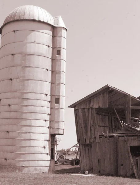 Vintage silo och lada — Stockfoto