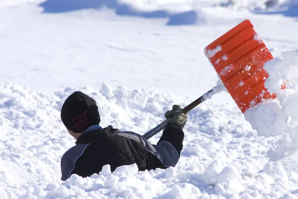 Хлопчик грає у снігу — стокове фото