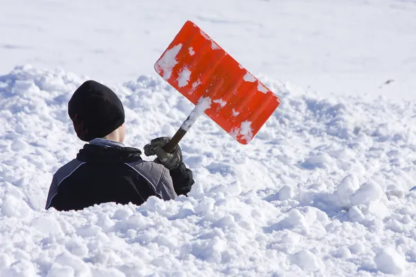 Jongen spelen in sneeuw — Stockfoto