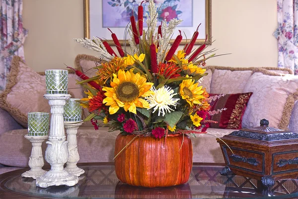 Осенняя и осенняя цветочная композиция на кофейном столике — стоковое фото