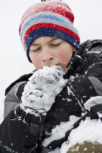 Fiú játszik a hóban — Stock Fotó