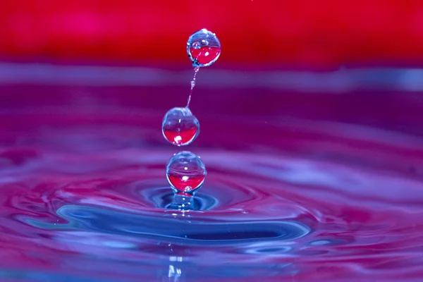 Vatten droppe bildandet fotografi — Stockfoto