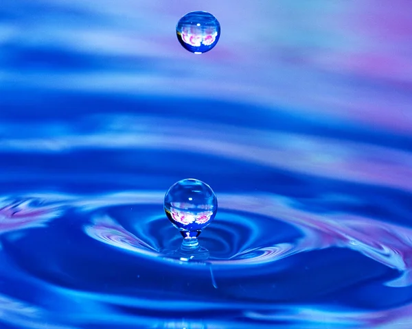 Vatten droppe bildandet fotografi — Stockfoto