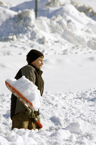 雪で遊んでいる少年 — ストック写真