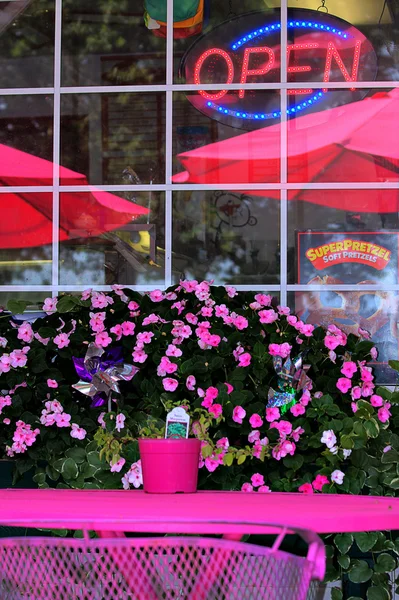 นอกร้านกาแฟ — ภาพถ่ายสต็อก
