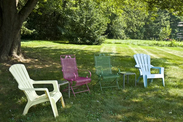 Gazon stoelen in tuin — Stockfoto