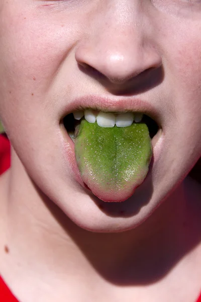 Chlapcova zelená obarvená jazyk — Stock fotografie
