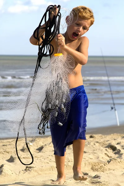 Chlapec s rybou čistých — Stock fotografie