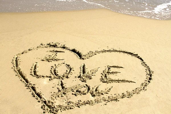 砂の中の愛のメッセージ — ストック写真
