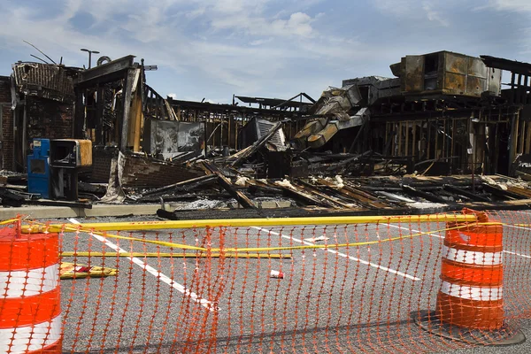 Restaurante quemado en una grieta —  Fotos de Stock