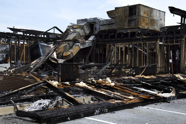 烧毁的完整视图餐厅 — 图库照片