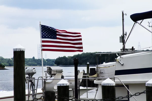Drapeau américain à la marina — Photo