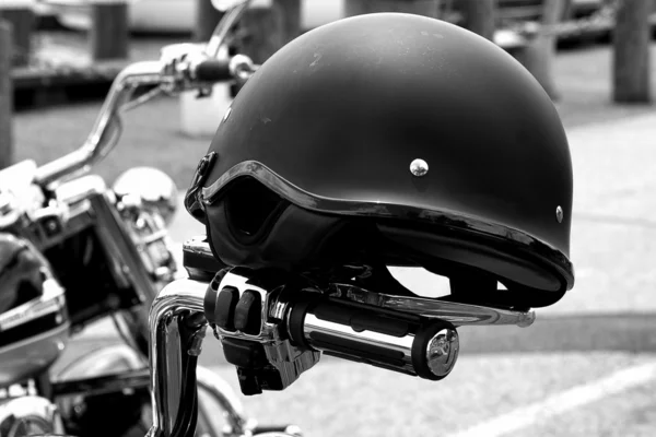 Casco moto su maniglie — Foto Stock