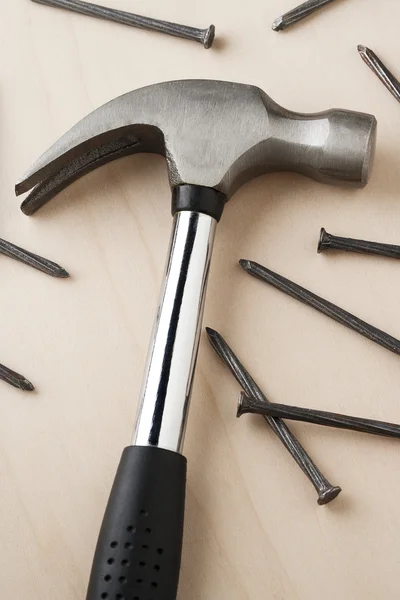 Claw hammer and nails — Stock Photo, Image