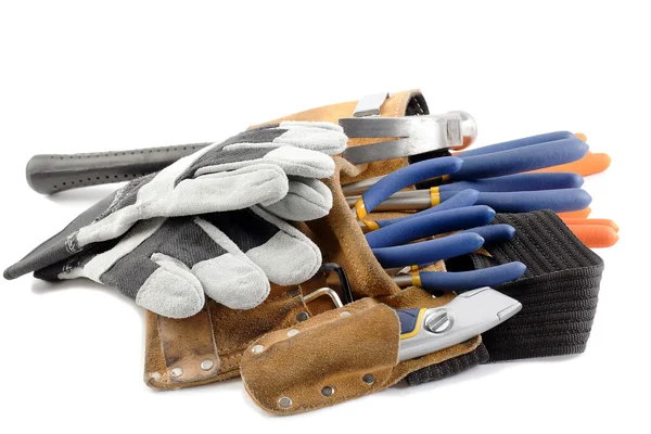 Primer plano del cinturón de herramientas con llave inglesa y guantes — Foto de Stock